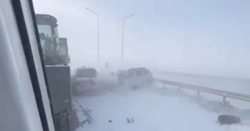 Ақтөбе облысында жол апатынан төрт адам қаза тауып, ондаған көлік соқтығысты