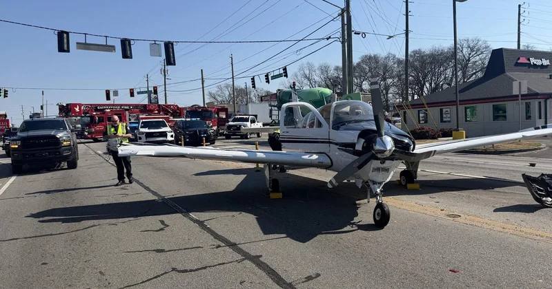 Аварийная посадка: в США самолёт приземлился на дорогу, повредив три авто