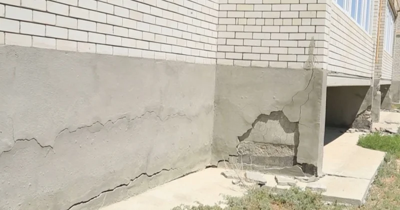 Атырау облысында іргетасы жарылған үш қабатты үйлердің тағдыры көпті алаңдатты