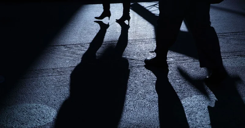 Житель ЗКО схватил женщину и повалил на землю: ему помешали очевидцы