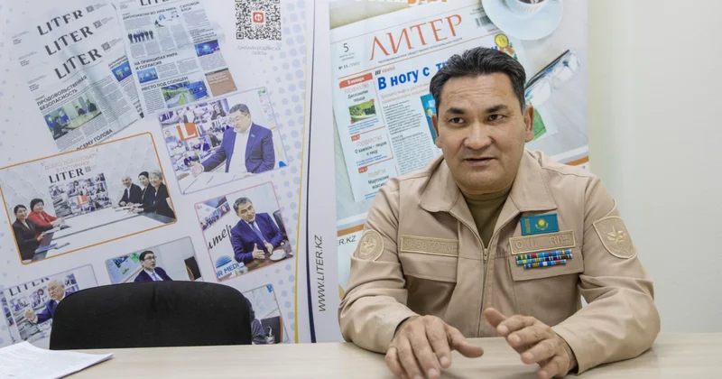 Нам песня служить помогает