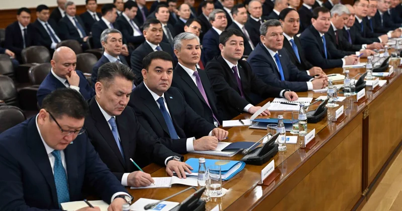 Одной военной операцией решаются крупнейшие задачи, а вы не можете разобраться с бюджетом Токаев о чиновниках