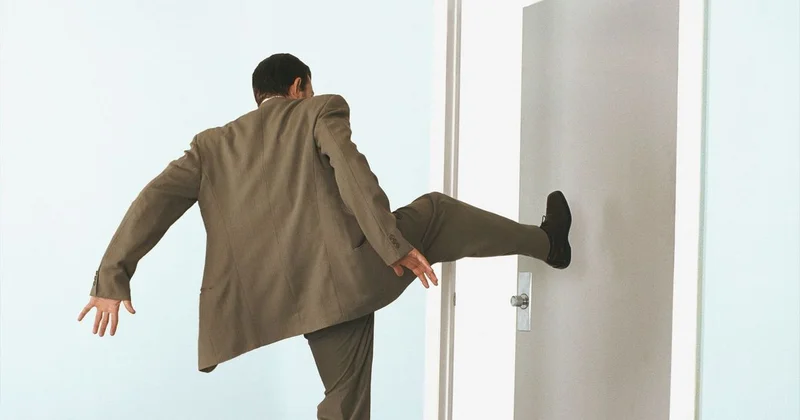 Казахстанец бурно отреагировал на отказ открыть ему дверь и оказался в суде