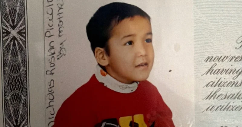 Америкалық отбасы асырап алған ер адам Қазақстандағы ата анасын іздеп жүр