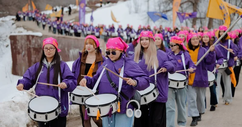 Менің дауысым менің күшім : Алматыда белсенді қыздар қазақстандықтарды референдумға шақырды