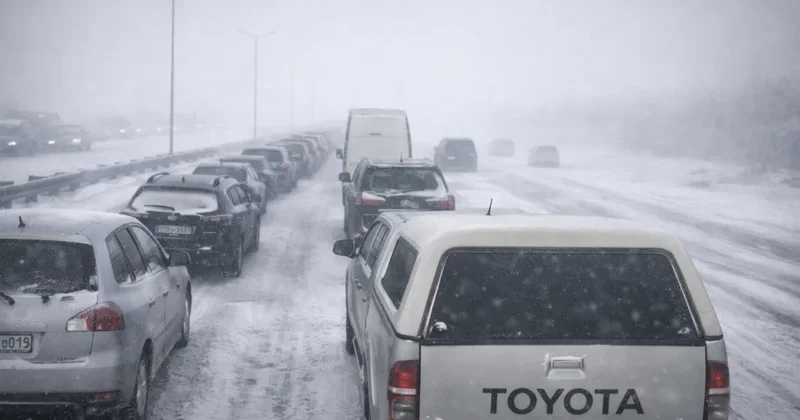Буран парализовал движение на трассе из Косшы в Астану