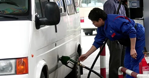 Қытайда жүргізушілер жанармай қымбаттамай тұрып, кезекке тұрды