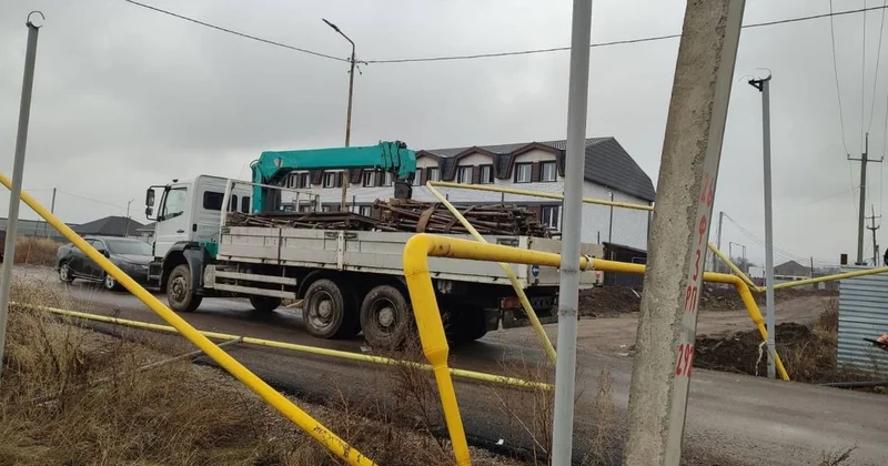 Манипулятор повредил около 150 метров газопровода в Алматы (фото)