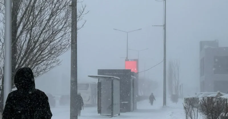 Астану накрыла весенняя метель: фоторепортаж