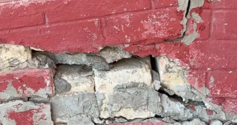 Более 63 тысяч жалоб поступило в Минпром на качество строительства