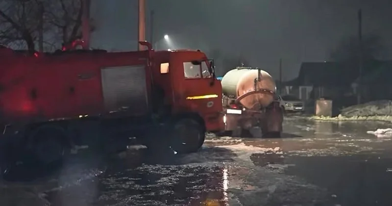 Как в Венеции: улицы Семея затопило талыми и дождевыми водами (видео)