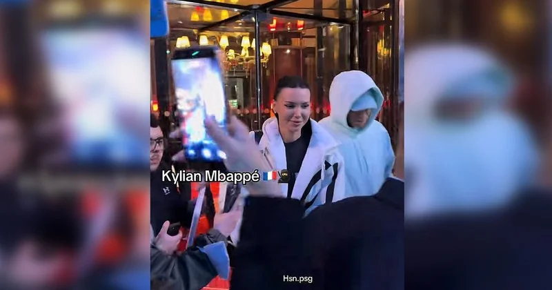 Две метавселенные: Килиан Мбаппе толкнул Оксану Саймолову на выходе из отеля в Париже