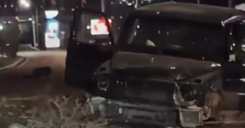 Гелендваген протаранил дерево и выехал на встречку в Алматы (видео)