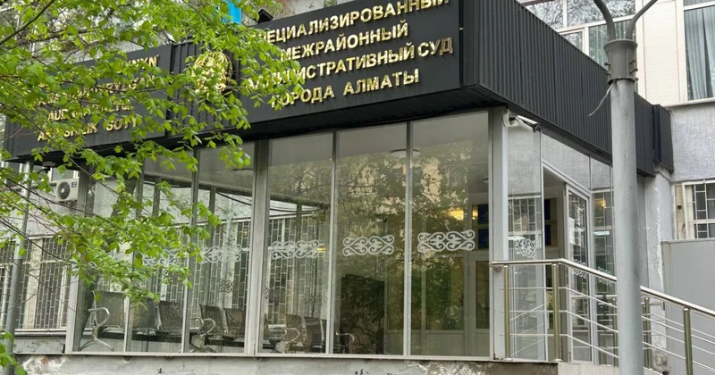 Он держится : стали известны детали суда по делу основателя ЛГБТ бара Амира Шайкежанова