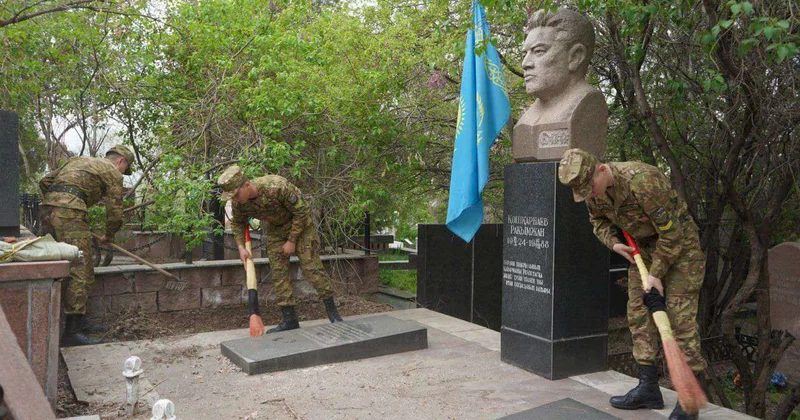 Курсанты почтили память героев