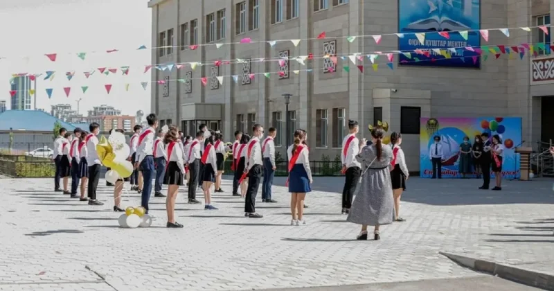 Добрый тренд: казахстанки делятся выпускными платьями в соцсетях