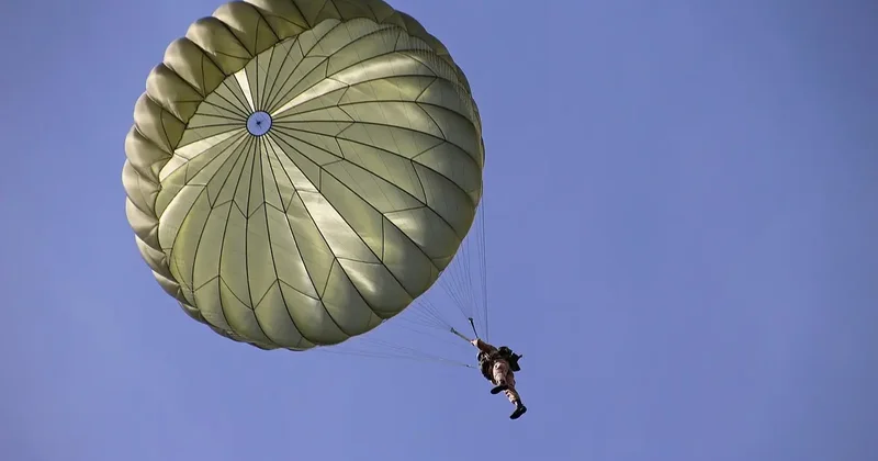 Курсант разбился во время прыжка с парашютом в Актобе: двум военнослужащим вынесли приговор