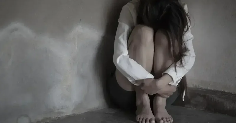 Двух подозреваемых задержали за принуждение 15 летней школьницы к сексу в Алматинской области