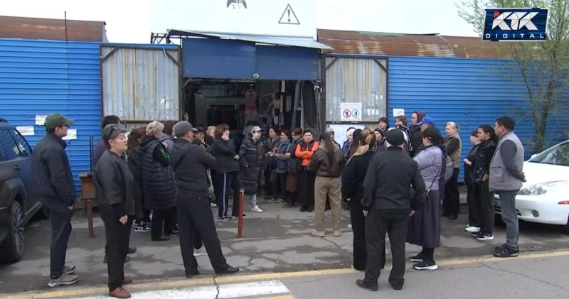 Алматы барахолкасындағы жанжал: 300 ден астам кәсіпкер контейнерлерінен шығудан бас тартты