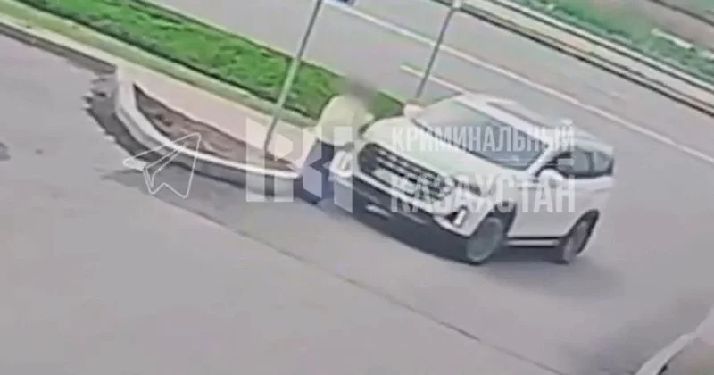 Авто сбило и переехало женщину: смертельное ДТП попало на видео в Кокшетау