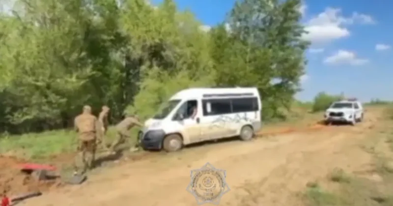 Автомобиль туристки из Швейцарии застрял в песках в Актюбинской области