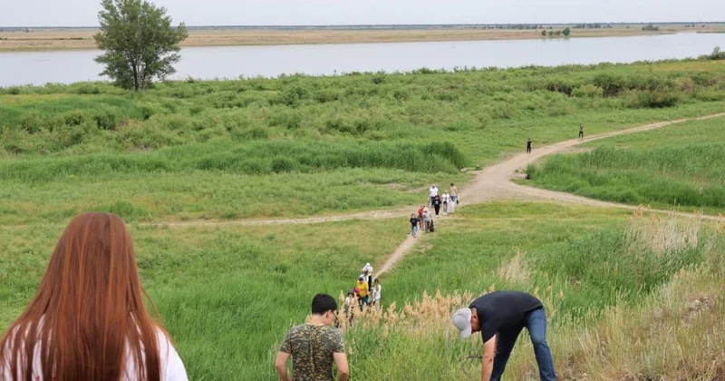 Очистили берег Иртыша и Белый балкон : более 130 человек вышли на экологическую акцию в Курчатове