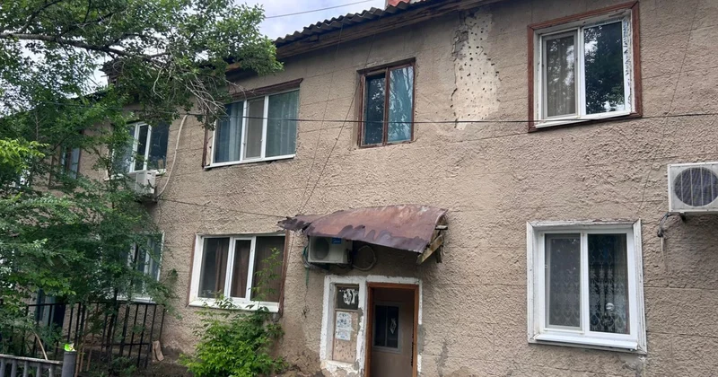 Кирпичи падают нам на головы : жители аварийных домов Актобе требуют переселения