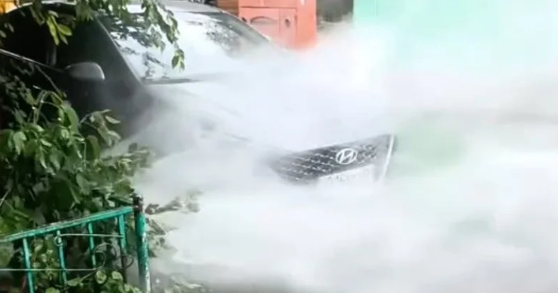 В Астане пробило трубу: поток воды хлынул на дорогу и автомобили (ВИДЕО)