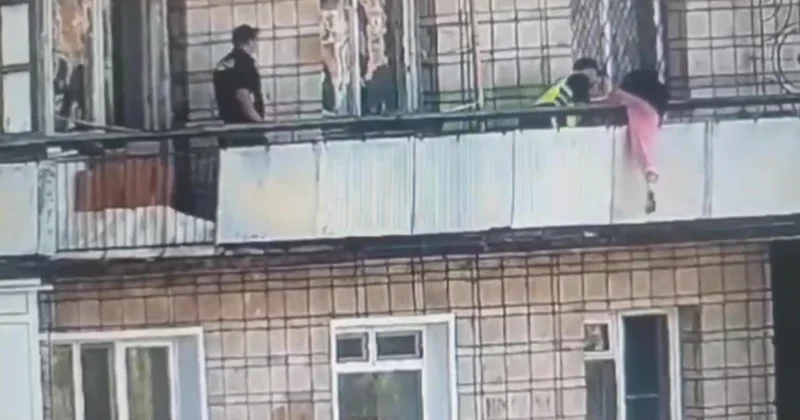 Соңғы сәтте үлгерді Степногорскіде бойжеткеннің құтқарылуы видеоға түсіп қалды
