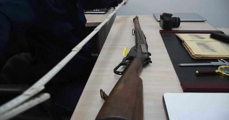 Атыраулық жылдар бойы үйінде сақталған Winchester 1895 қаруын полицияға тапсырды