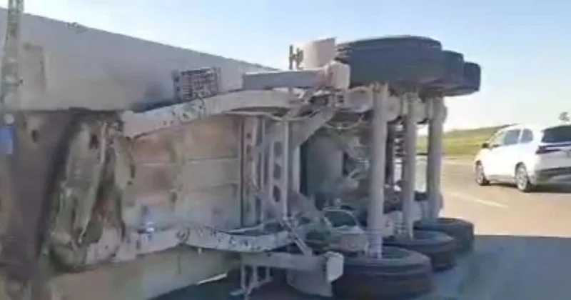 На несколько часов движение на дороге Астана Караганда парализовало из за аварии с грузовиком