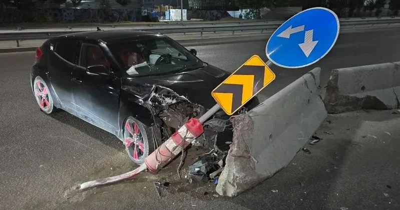 Алматыда көлік жол белгісін қағып өтіп, бетон қоршауға соғылды