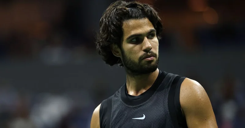 Алькарас проиграл Шелтону в самом позднем матче в истории US Open