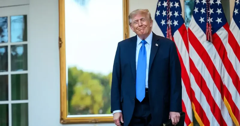 Трамп подарил своим ближайшим помощницам по 45 тысяч долларов наличными
