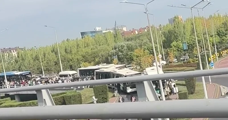 Астанада көпір үстінде автобустар түйісті жолаушылар жаяу кетті