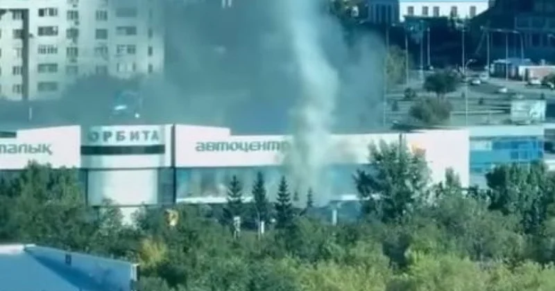 Пожар вспыхнул на авторынке Караганды (ВИДЕО)