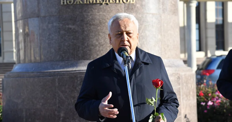 Атырауда Жұмекен Нәжімеденовтің ескерткішіне гүл шоқтары қойылды