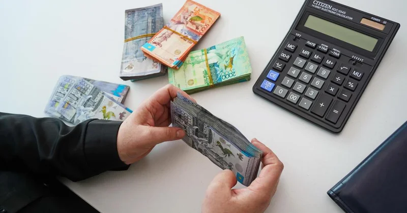 Сколько казахстанцев получают меньше средней зарплаты