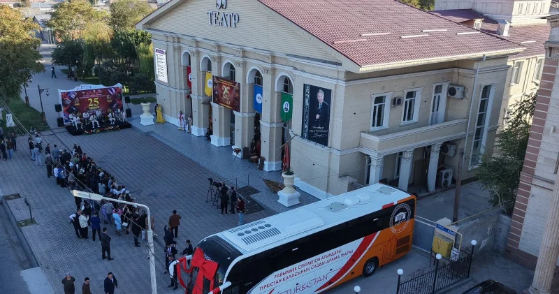 Түркістанда Райымбек Сейтметов театрына жаңа автобус табысталды