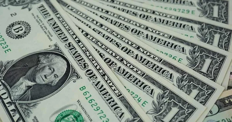За сколько продают доллары в обменниках перед выходными