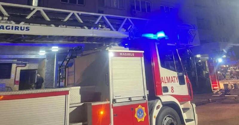 Двухэтажное кафе охватил пожар в Алматы