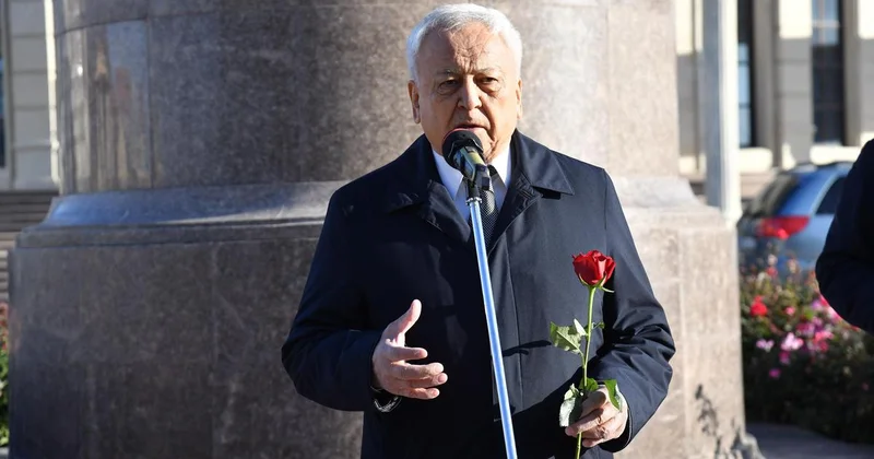 Возложение цветов к памятнику Жумекену Нажимеденову в Атырау