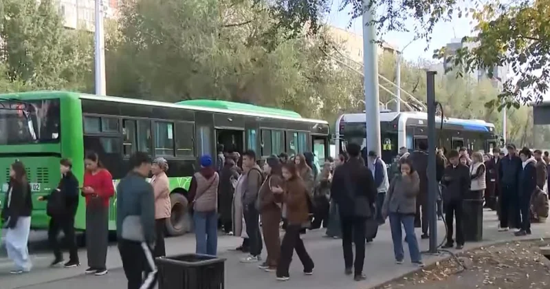 Алматыда жолаушылар қарбалас уақыттағы қоғамдық көлік жұмысына шағымдануда