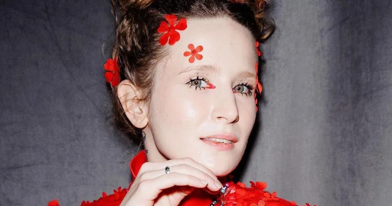 Начала задыхаться : певицу Монеточку увезли в больницу прямо с концерта в Латвии