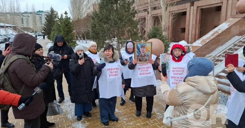 Әскерде қаза болған сарбаздардың аналары Астанада митингке шықты