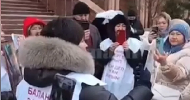Матери погибших в армии казахстанцев устроили митинг в Астане и добились приема в Минобороны