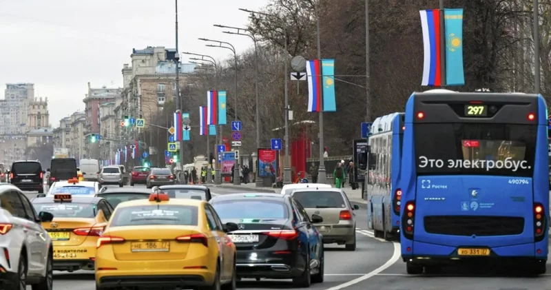 Қасым Жомарт Тоқаевтың сапары қарсаңында Мәскеу көшелері Қазақстан және Ресейдің туларымен безендірілді