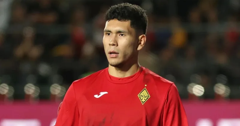 Қайрат футбол клубының қақпашысы Темірлан Анарбековтың қолы қойылған допты 12 миллионға сатып алды