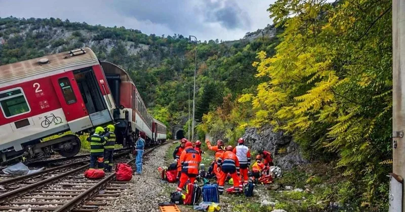 Два пассажирских поезда столкнулись в Словакии: травмированы десятки людей