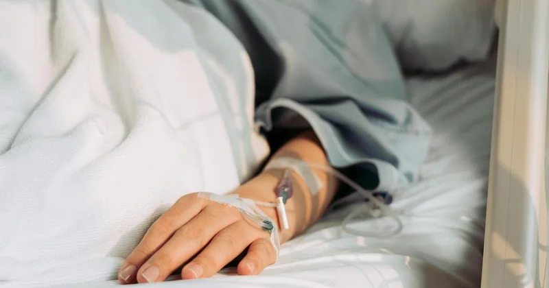 Вся в крови и пыли : об обрушении фасада дома на людей в Астане рассказала родственница пострадавших